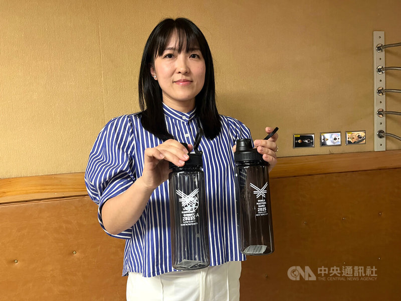 2025雙北世界壯年運動會17日開幕,新北市長侯友宜9日赴議會進行世壯運籌辦與行銷成果專案報告,民進黨市議員山田摩衣(圖)指出,發放給選手的紀念水壺出現印刷瑕疵,未落實品質管控。中央社記者趙敏雅攝 114年5月9日