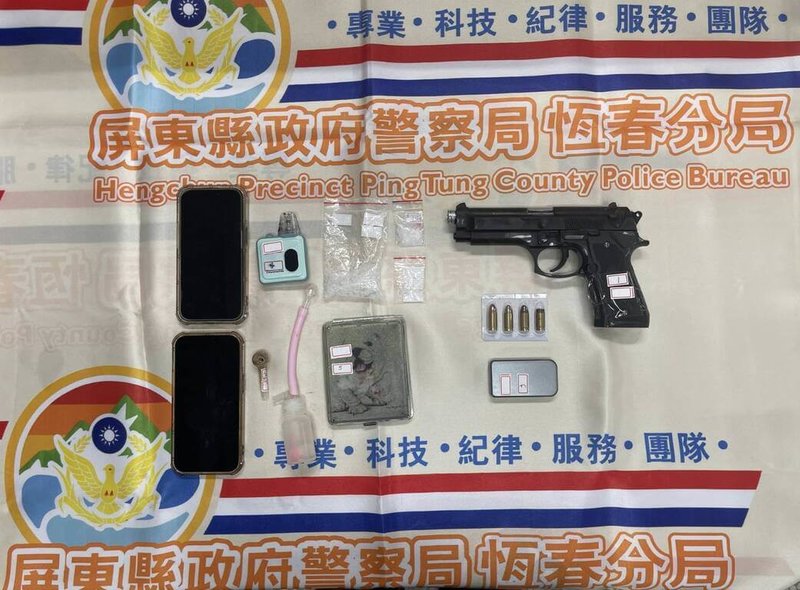 恆春張姓男子因遭欠債,恐嚇毆打鍾姓男子,隨後又認錯債務人,持球棒砸毀洪姓男子車輛。屏東縣政府警察局恆春分局專案小組追查,9日搜索起出BB槍、毒品等證物。(恆春警分局提供)中央社記者黃郁菁傳真 114年5月9日