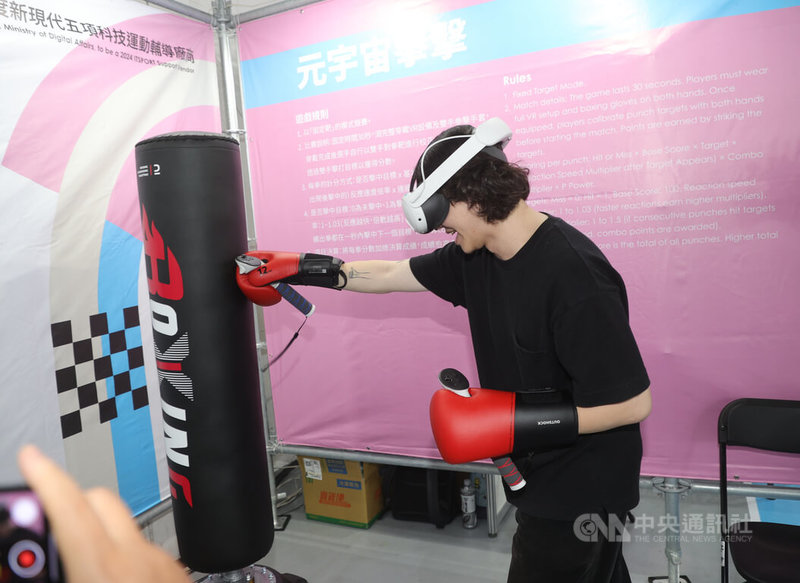為迎接2025雙北世界壯年運動會各國選手,世壯運執委會搶先開箱10日將在台北松山文創園區登場的「世壯運公園暨博覽會」,展區結合AI體感偵測與VR技術,讓民眾親身體驗拳擊等運動項目。中央社記者謝佳璋攝 114年5月9日