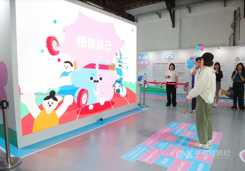 2025雙北世界壯年運動會倒數計時,「世壯運公園暨博覽會」10日將在台北松山文創園區率先啟動,展場入口處設置互動裝置,透過不同語言為參賽選手加油打氣。中央社記者謝佳璋攝 114年5月9日