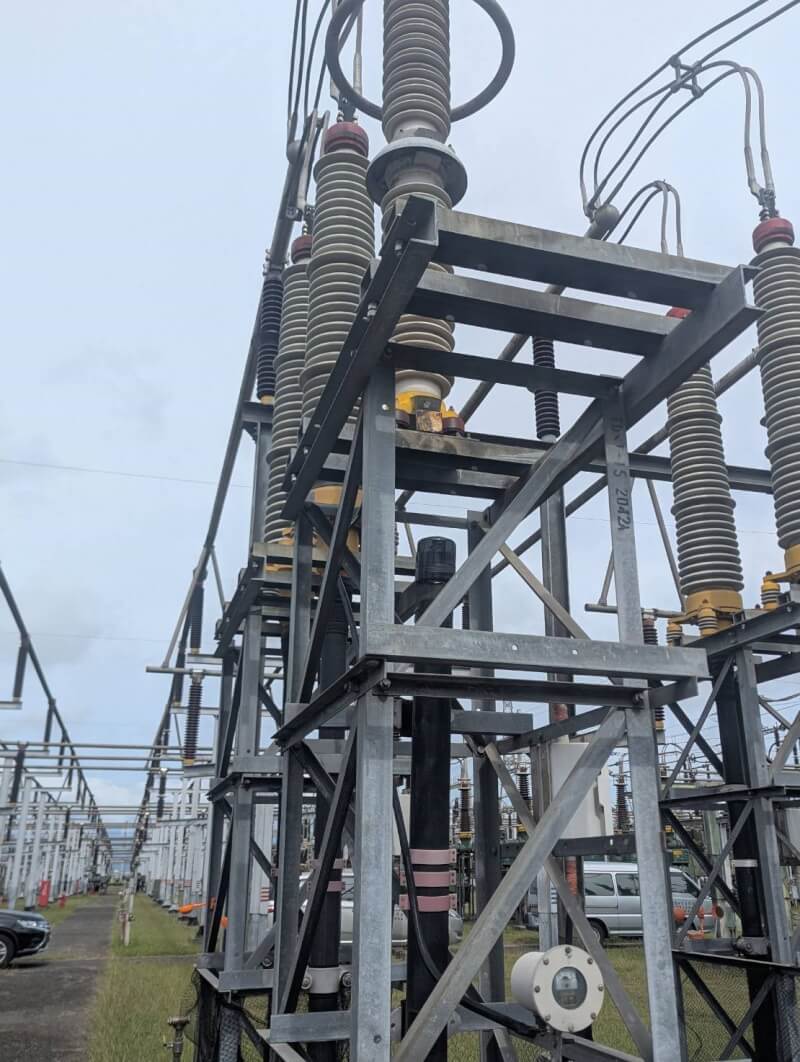 高雄市9日中午12時許發生無預警大規模跳電,包括高鐵、高捷等大眾運運輸皆受到影響。台電表示,因高港超高壓變電所新設聯絡電纜再加入系統過程中故障,造成電壓驟降事故。(台電提供)中央社記者林巧璉傳真 114年5月9日