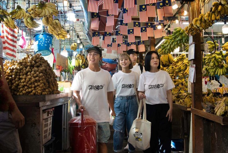 美食實境節目「我們這一攤2」前進馬來西亞,台灣藝人苗可麗(右)、蔡昌憲(左)等「明星攤主」嘗試用台灣小吃來征服異國味蕾,而大馬藝人小玉(前中)等人也全力協助節目團隊完成當地市場採買等任務。(三立電視台提供)中央社記者龍柏安傳真 114年5月9日