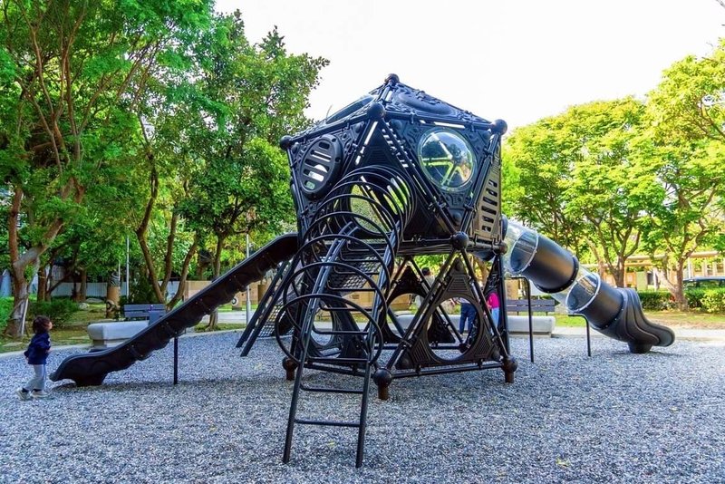 位於新竹縣竹北市六家五路一段的生肖公園近日啟用全新遊具,黑色外觀如同太空艦艇「星際戰艦」。(竹北市公所提供)中央社記者魯鋼駿傳真 114年5月9日