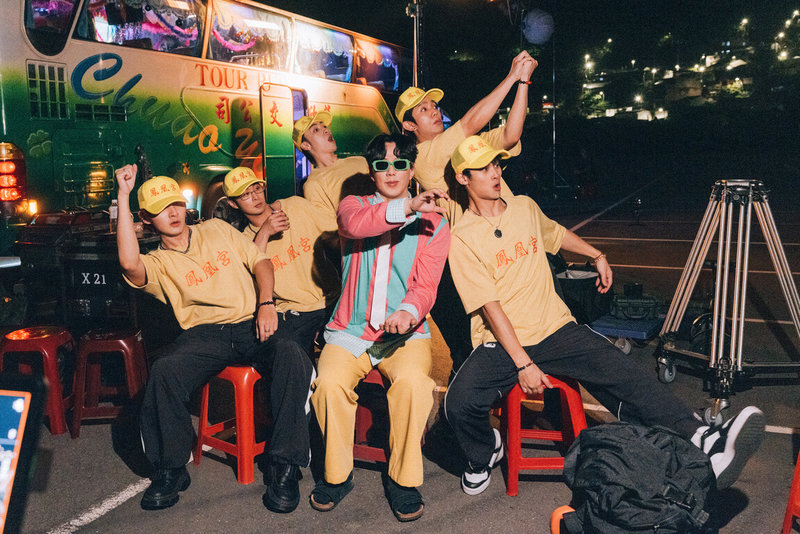 金曲歌王蕭煌奇(前中)推出單曲「你攏無咧看」,9日晚間將在YouTube首播,蕭煌奇唱片公司師弟、男團FEniX也在MV裡飾演隨媽祖出巡的進香團。(華納音樂提供)中央社記者葉冠吟傳真 114年5月9日