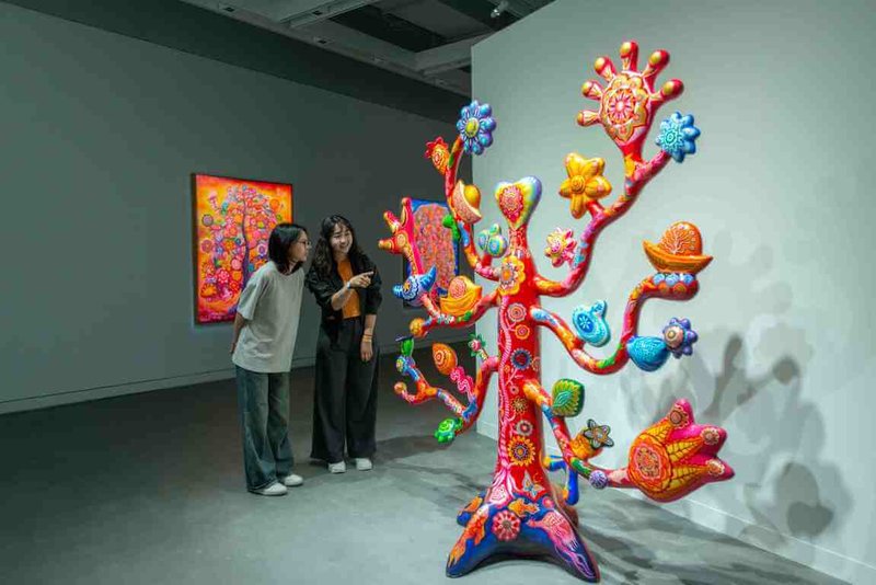 高雄市立美術館10日起將推出展覽「繁花夢露—張立曄的靈光樂園」,除展出90年代報紙插畫,更首次在高美館完整展出大型創作計畫「一天」。圖為大型雕塑作品「百花樹」。(高雄市立美術館提供)中央社記者林巧璉傳真 114年5月9日