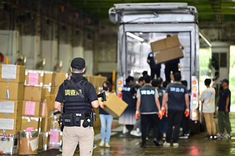 法務部調查局9日公開銷燬全國獲案毒品證物,各類毒品共計約2008公斤,由調查局人員將封箱的獲案毒品證物戒護運至木柵焚化爐。(調查局提供)中央社記者謝幸恩傳真 114年5月9日