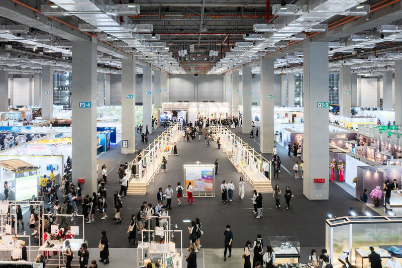 2025新一代設計展9日起在台北南港展覽館2館展出,主題展區以Cross Over為核心概念,展區空間以2列開放式長型展架為主體,宛如一道延展的橋體橫貫展場中央,象徵設計具有「跨越」與「連結」的力量。(台灣設計研究院提供)中央社記者王寶兒傳真 114年5月9日