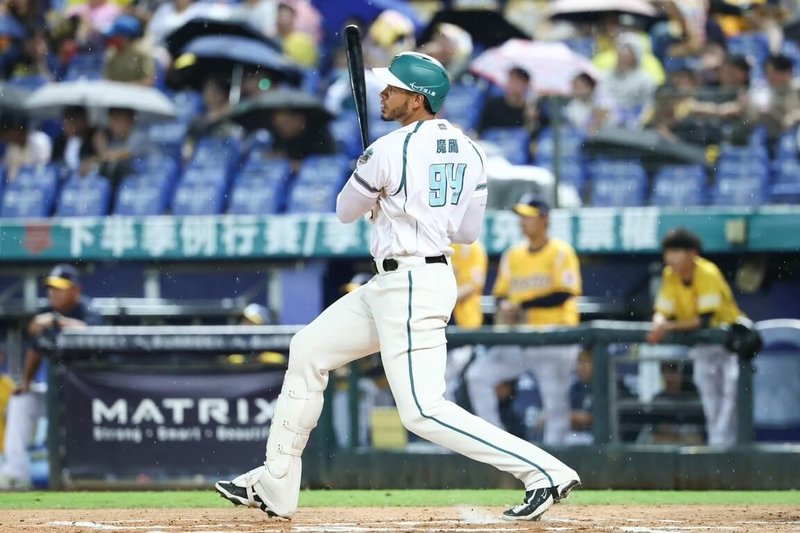 中職台鋼雄鷹隊洋砲魔鷹(Steven Moya)9日與中信兄弟交手6局敲出超前2分砲、為個人本季第9轟,連續4場出賽都開轟,率隊搶勝也獲選單場MVP。(台鋼雄鷹隊提供)中央社記者謝靜雯傳真 114年5月9日