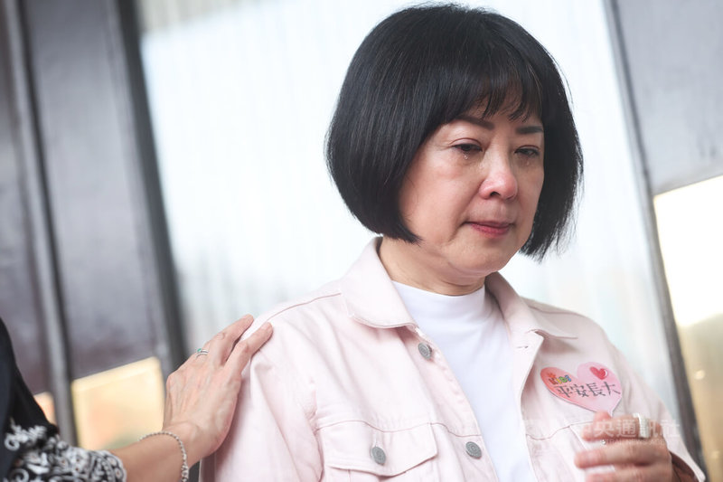 各界矚目剴剴案,有媒體指控,民進黨批評北市府未盡訪視之責,未能及時挽救所致,但訪視業務的外聘督導是民進黨立委林月琴,疑是失職。圖為林月琴9日上午在立法院回應媒體提問時哽咽落淚。中央社記者吳家昇攝 114年5月9日