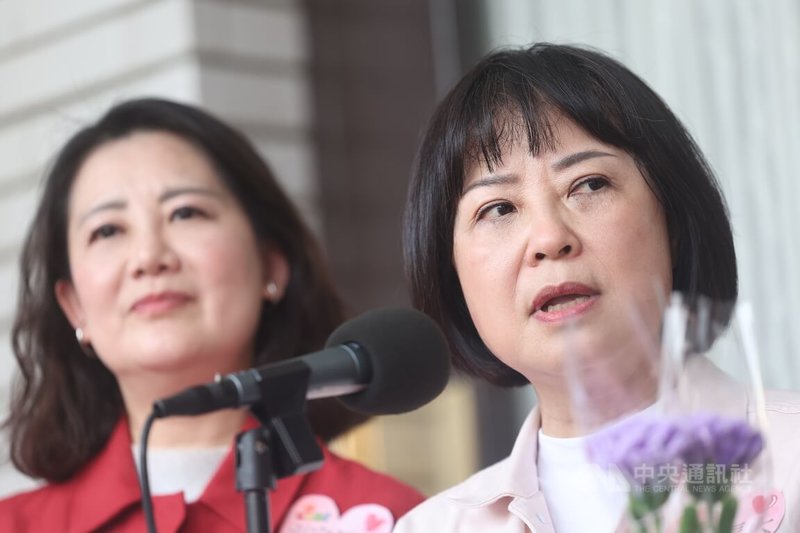 各界矚目剴剴案,有媒體指控,民進黨批評北市府未盡訪視之責,未能及時挽救所致,但訪視業務的外聘督導為民進黨立委林月琴,疑是失職。圖為林月琴(右)9日在立法院回應媒體提問。中央社記者吳家昇攝 114年5月9日