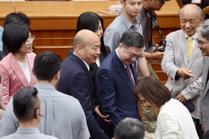 立法院厚生會9日舉行第33屆會長交接典禮,立法院長韓國瑜(中左)與行政院長卓榮泰(中右)出席。中央社記者王飛華攝 114年5月9日