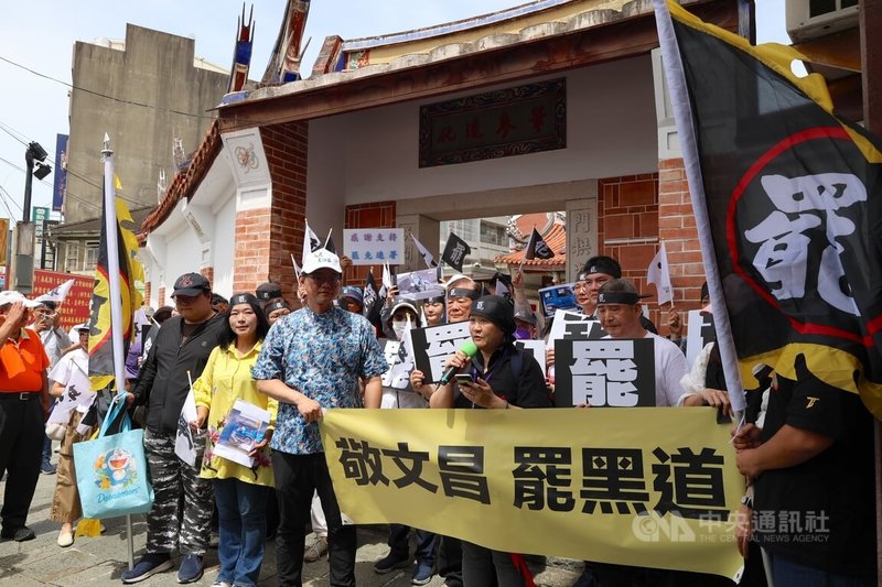苗栗縣罷免立委案2階連署預計12日送件,不過目前2大選區連署書離達標門檻仍有落差,罷團與各界支持者9日在苗栗市文昌祠前宣講,籲請苗栗鄉親為下一代站出來響應。中央社記者管瑞平攝 114年5月9日