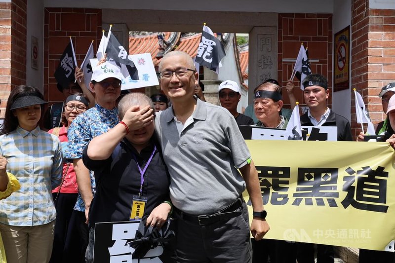 苗栗縣無黨籍立委陳超明罷免案領銜人陳翊綾(前左)因罹癌化療落髮嚴重,前客委會主委楊長鎮(前右)9日當眾剃髮,以行動力挺,讓陳翊綾難掩情緒、激動落淚。中央社記者管瑞平攝 114年5月9日