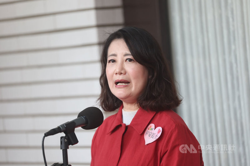 民進黨立法院黨團幹事長吳思瑤9日表示,民進黨支持勞動節放假及增加年假,但反對倉促立法、強制入法。國民黨為了救罷免,用討好式立法想挽回民意,社會沒那麼好哄騙。中央社記者吳家昇攝 114年5月9日