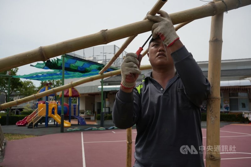 屏東縣來義鄉傳統狩獵協會文化講師江人頡(圖)9日到鄉立幼兒園為孩子們示範如何從零開始搭建獵寮。他說,很高興自己選擇回到部落,能將這份值得驕傲的文化傳承給下一代。中央社記者黃郁菁攝 114年5月9日