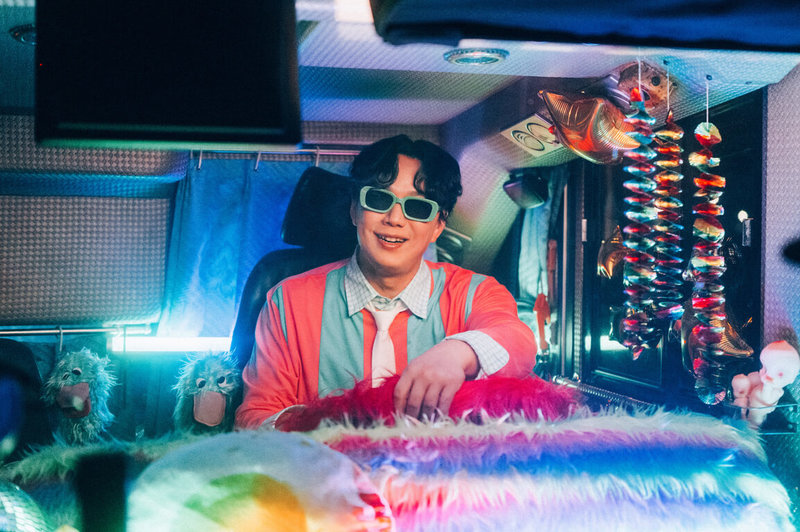 金曲歌王蕭煌奇(圖)推出全新單曲「你攏無咧看」,在MV裡化身遊覽車司機,他幽默表示,這回「司機夢」更完整,成為有大小客車駕駛經驗的「老手」。(華納音樂提供)中央社記者葉冠吟傳真 114年5月9日