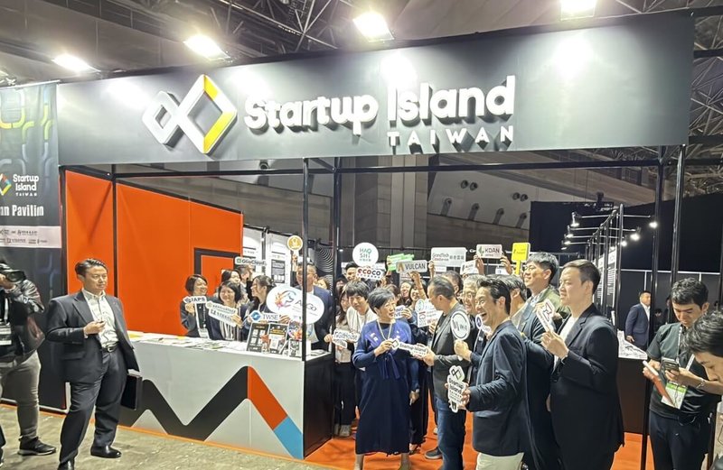 亞洲最大規模新創盛會SusHi Tech Tokyo 2025於8日在東京國際展示場開幕,20家擁有尖端AI技術的台灣新創公司參展。圖為東京都知事小池百合子(前排中著藍衣者)到台灣館交流。(Startup Island TAIWAN提供)中央社記者楊明珠東京傳真 114年5月9日
