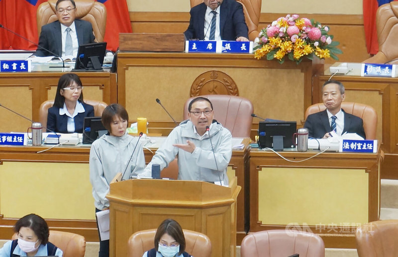 2025雙北世界壯年運動會17日起至30日即將展開,新北市長侯友宜(中)9日下午赴新北市議會進行世壯運籌辦與行銷成果專案報告。中央社記者趙敏雅攝 114年5月9日