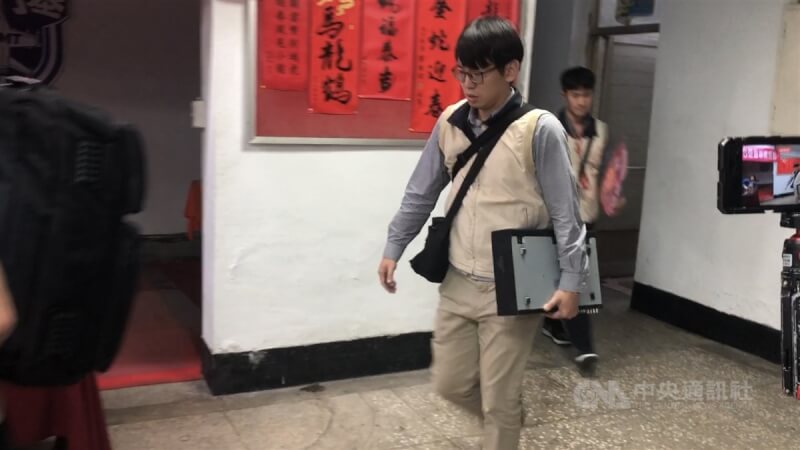 基隆地檢署偵辦罷免提議人名冊涉死亡連署案，7日搜索國民黨基隆市黨部，帶走黨部2樓監視器主機、大批黨員名冊等物。中央社記者王朝鈺攝 114年5月7日