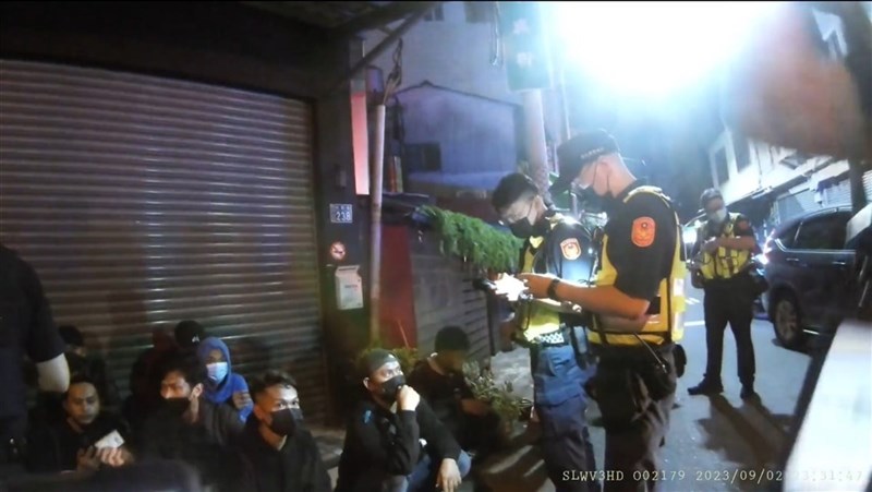 印尼武術團體於民國112年9月在台鐵彰化車站前發生鬥毆,有印尼籍男子於衝突中認錯人,打傷1名行經的印尼籍男子,遭彰化地方法院判7月刑期。圖為案發後員警盤查涉入打群架移工情形。(警方提供)