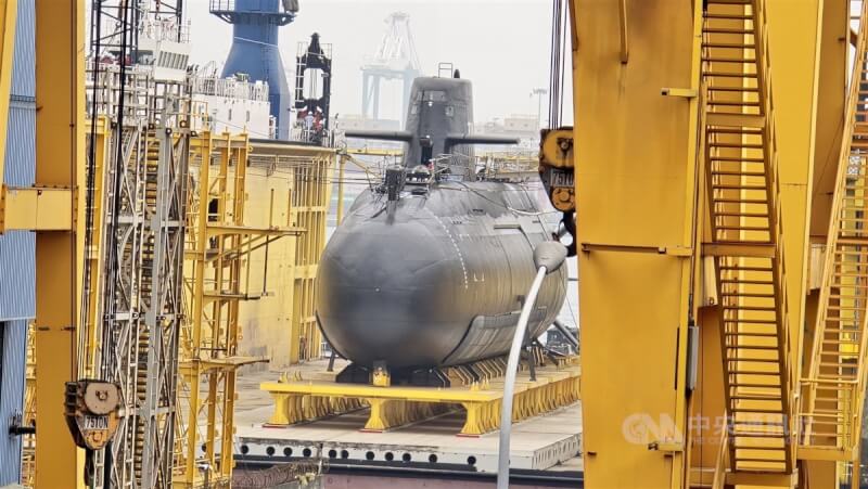 圖為國造潛艦海鯤軍艦去年2月進行移置作業,可以清楚看到艦艏上方直立鰭狀物截收聲納等系統。(中央社檔案照片)