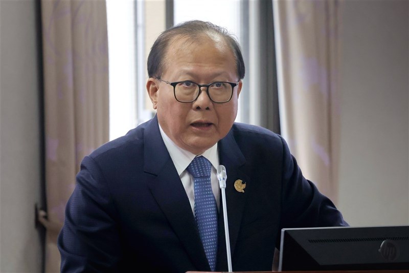 人事總處指出,將依三讀通過的條例重行公告114年辦公日曆表,並據以規劃明年度辦公日曆表。圖為行政院人事行政總處人事長蘇俊榮。