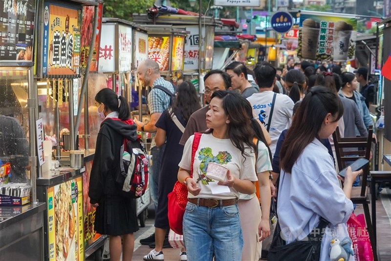 立法院三讀通過修法,新增4個國定假日,勞動節改為全國放假。工商團體表示,額外成本負擔恐削弱企業競爭力及應變彈性,呼籲政府提供必要的配套措施。圖為台北寧夏夜市傍晚人潮。(中央社檔案照片)