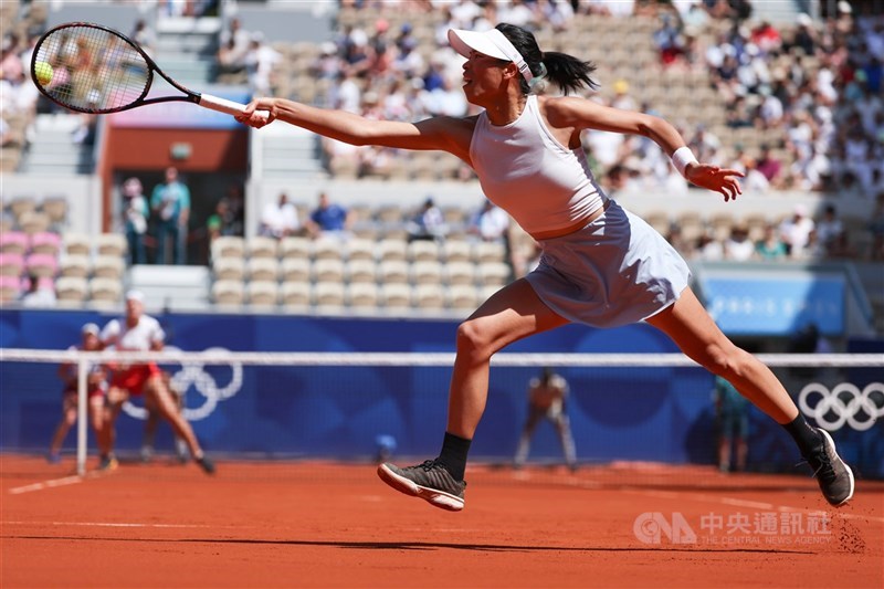 台灣網球名將謝淑薇(前)與拉脫維亞搭檔奧斯塔朋科(Jelena Ostapenko),9日在義大利公開賽的女雙首輪以6比1、6比2獲勝,順利闖頭關、晉級16強。(中央社檔案照片)