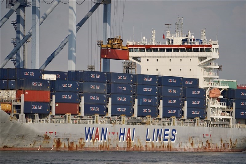 萬海航運4月合併營收新台幣114.38億元,月減2.94%,但年增13.16%。圖為停靠高雄港區卸貨的萬海航運貨櫃船。(中央社檔案照片)
