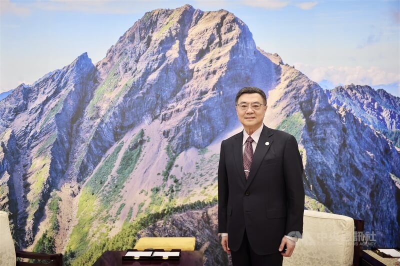 國民黨主席朱立倫以希特勒比喻總統賴清德,並指外國政府不應干預各國內政。行政院長卓榮泰9日接受中央社專訪時說,這會影響國家的國際形象。中央社記者王飛華攝 114年5月9日