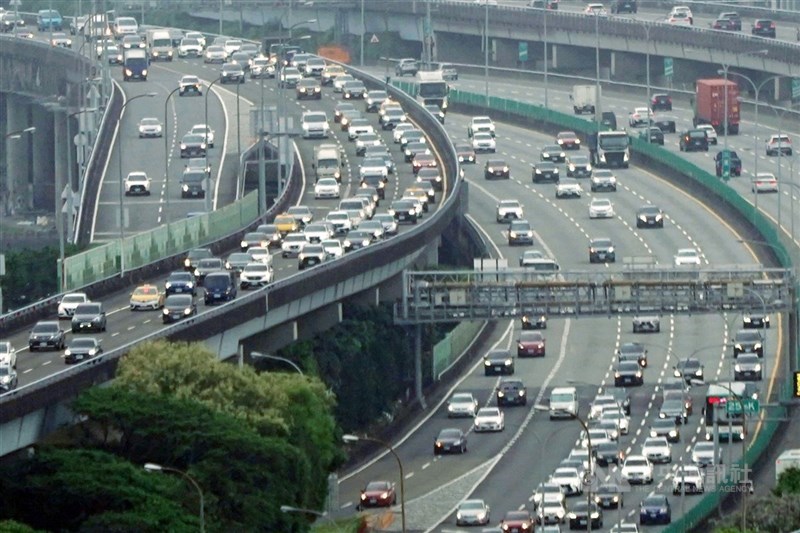 5月30日至6月1日為端午節連假,交通部高速公路局9日表示,預估首日國道車流量最大,約121百萬車公里,為平日1.3倍,建議民眾多利用好走時段行駛國道。(中央社檔案照片)