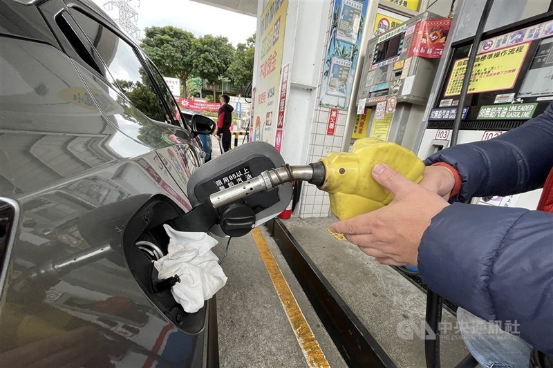 預估12日凌晨零時起,每公升汽油調降新台幣1.1至1.2元、柴油調降1.2至1.3元,發油量最大的95無鉛汽油價格有望寫下近50個月新低。(中央社檔案照片)
