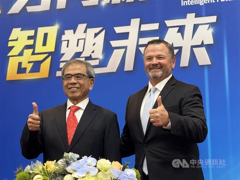 代工廠仁寶因美國關稅政策影響客戶拉貨,4月合併營收約622.99億元,月減18.3%,年減19.4%。圖為仁寶董事長陳瑞聰(左)、總經理伯納多羅(Anthony Peter Bonadero)(右)。(中央社檔案照片)