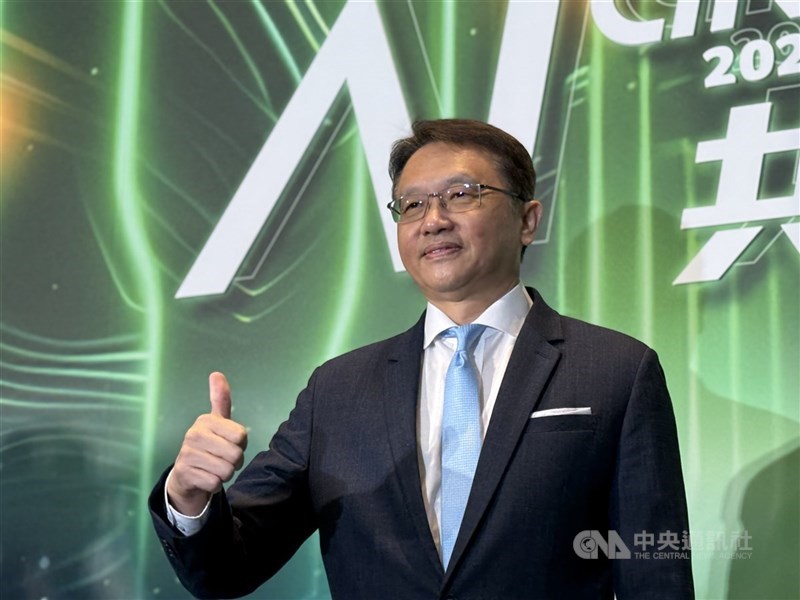 電腦品牌廠宏碁董事長陳俊聖受訪表示,關稅與匯率對企業營運的影響,屬於可控範圍,真正需要觀察的是不確定因素對消費者信心的影響。圖為陳俊聖1月參加集團尾牙晚宴。(中央社檔案照片)