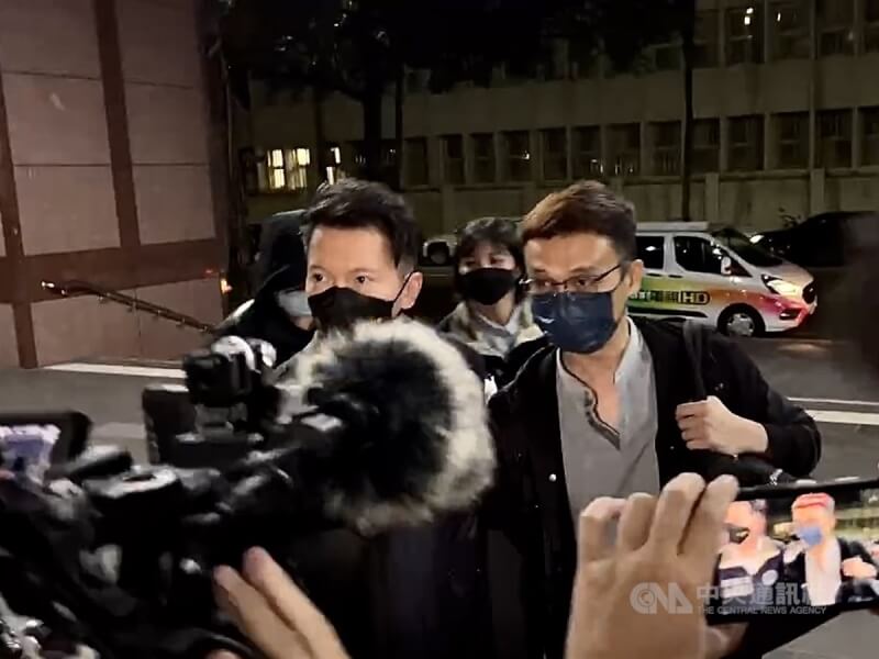 台北地檢署偵辦調查官余正煌（右）涉違反銀行法案，另查出嘉義市警察局2名員警涉洩漏個資。北檢8日指揮警調兵分多路搜索，並約談余正煌等6人說明，8日晚間移送北檢複訊。中央社記者林長順攝 114年5月8日