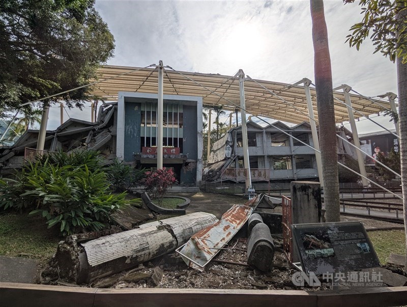 圖為921地震教育園區完整保存強烈地震後造成的斷層錯動、校舍倒塌等場景。(中央社檔案照片)