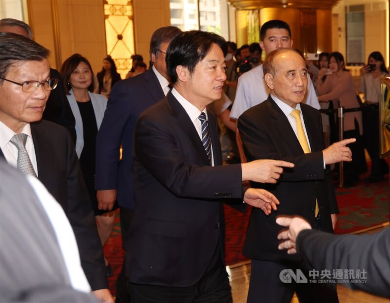 總統賴清德(中)在生策會創辦人王金平(前右)、生策會會長翁啟惠(前左)陪同下進入會場。中央社記者張新偉攝 114年5月9日
