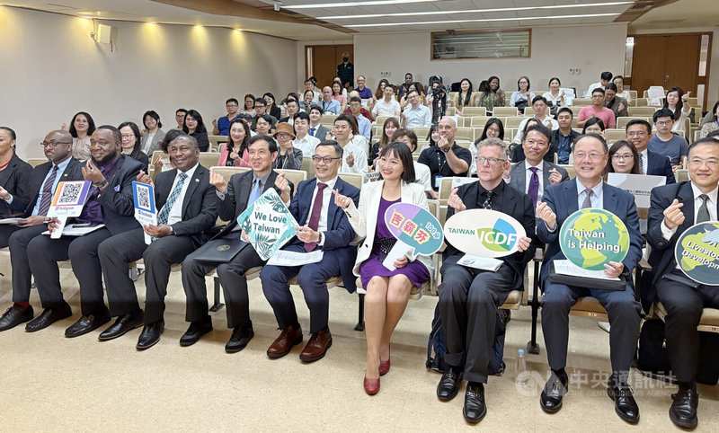 國合會9日舉辦第一屆國際開發援助現場論壇,外交部政務次長陳明祺(前排右5)出席與會。中央社記者吳書緯攝 114年5月9日