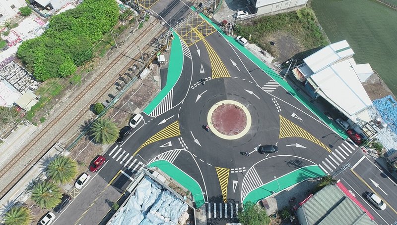彰化縣政府為改善大村鄉中正西路、過溝三巷與鎮安一巷路口交通,2025年2月間畫設標線型圓環路口,不過有議員9日在議會質詢指出,許多村民反映標線型圓環畫設後,出入都要繞行大圓環相當不便,盼縣府研議解方。(彰化縣政府提供)中央社記者鄭維真傳真 114年5月9日