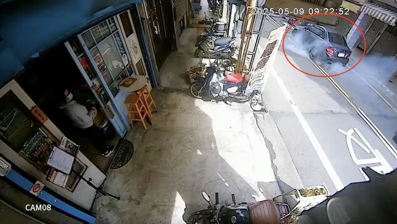 一輛小客車（紅圈處）9日行經苗栗市日新街停等紅燈時刻意催油門「燒胎」，引發大量煙霧；由於一旁正是罷團友善連署店家，也讓志工受到不小驚嚇。警方獲報迅速查獲徐姓駕駛，依法送辦。（民眾提供）中央社記者管瑞平傳真  114年5月9日