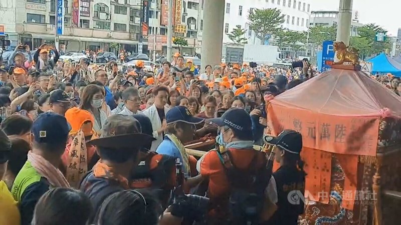 苗栗通霄拱天宮白沙屯媽祖進香回鑾9日進入台中市,媽祖鑾轎下午在童綜合醫院梧棲院區外駐駕,吸引許多患者家屬與信眾參拜。中央社記者林克倫攝 114年5月9日