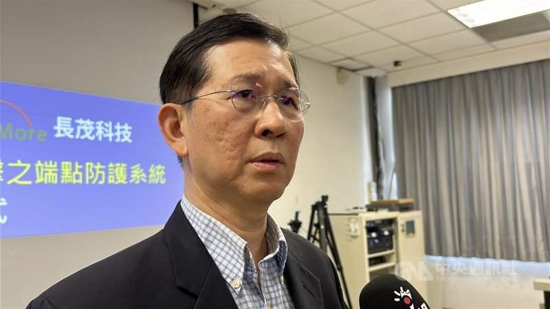 台東大學9日舉辦2025資訊管理研討會,數發部長黃彥男(圖)應邀演說,針對防詐議題,黃彥男表示,如何運用有限資源強化防禦成挑戰,數發部推動社群廣告實名制,也透過AI技術偵測辨識,每月至少下架上萬則詐騙廣告,持續都在努力。中央社記者盧太城台東攝 114年5月9日