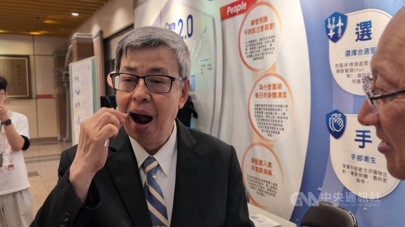 每年5月9日為台灣無酒日,台大醫院9日在東址大廳舉辦衛教宣導活動,有專家建議癌篩對象應將飲酒納入考量,並補助酒精不耐症篩檢。圖為前副總統陳建仁示範PCR篩檢採檢方式。中央社記者曾以寧攝 114年5月9日