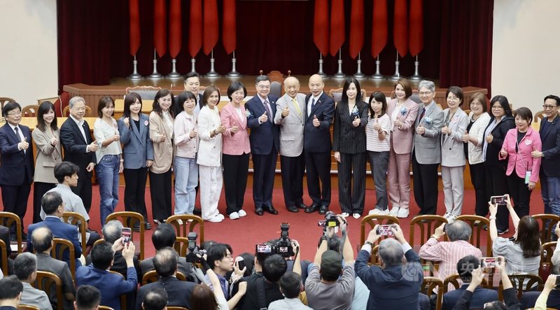 立法院厚生會第33屆會長交接典禮9日中午舉行,立法院長韓國瑜(後右10)、行政院長卓榮泰(後右12)皆出席並合影。中央社記者王飛華攝 114年5月9日