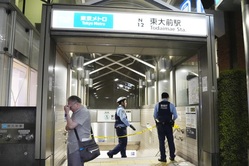 東京地鐵「東大前」站發生持刀亂砍事件後,警方封鎖車站出口。(共同社)
