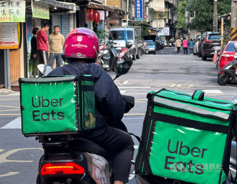 圖為台北市外送員機車放置Uber Eats外送箱。(中央社檔案照片)
