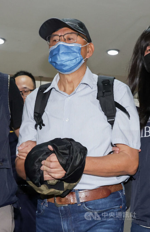 北檢偵辦國民黨立委傅崐萁競選小物案,2025年3月間搜索、約談被告李慶隆(圖),因檢察官傳喚、拘提李男無著,已發布通緝。北檢表示,李慶隆9日在律師陪同下主動到調查局北機站投案,晚間解送北檢歸案。中央社記者裴禛攝 114年5月9日