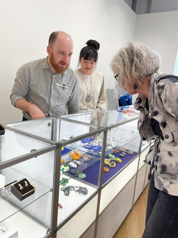 吳沛璇與工作夥伴在「MAD首飾展」向參加者介紹作品。(紐約台北文化中心提供)中央社記者廖漢原紐約傳真 114年5月9日