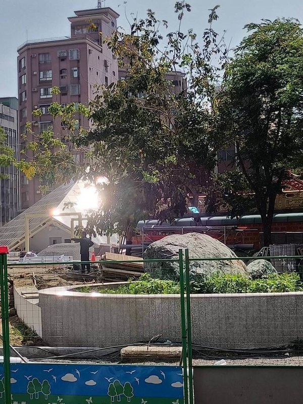 嘉義市義昌公園地下停車場使用凸出地面的玻璃帷幕設計,讓停車場可以自然採光與通風,但玻璃反射陽光造成光害,引起四周住戶抗議,要求改善。(鄭光宏提供)中央社記者蔡智明傳真 114年5月9日