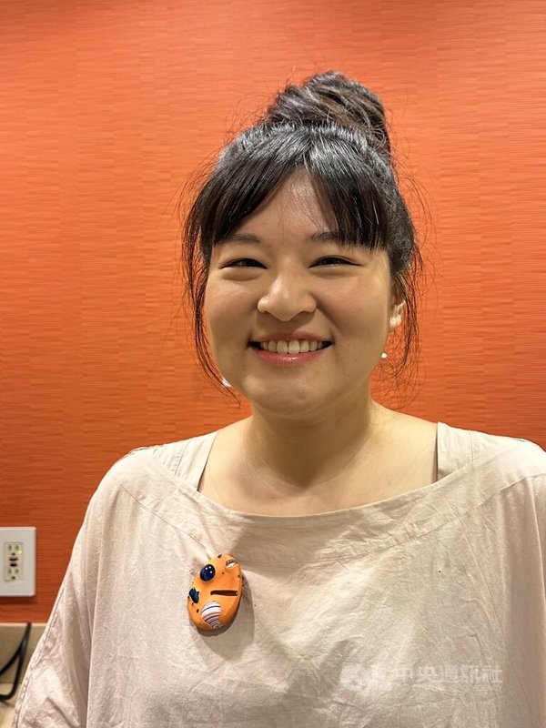 吳沛璇首次紐約參展,作品色彩明亮度異於過去風格。中央社記者廖漢原紐約攝 114年5月9日